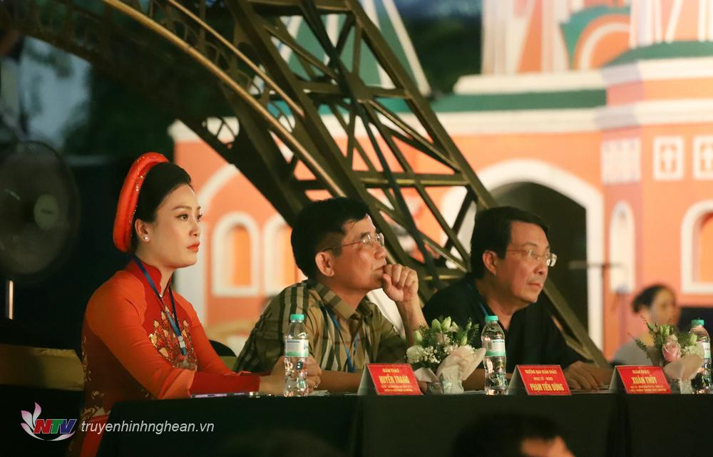 Thành phần Ban giám khảo đêm chung kết gồm: Nhạc sỹ - Nghệ sỹ nhân dân Phạm Tiến Dũng– Trưởng Ban Giám khảo; Đại tá, Nhà giáo ưu tú, nhạc sĩ Nguyễn Xuân Thuỷ - Hiệu trưởng trường Đại học văn hóa nghệ thuật Quân đội; Ca sỹ Huyền Trang – Quán quân dòng nhạc dân gian Sao Mai 2013.