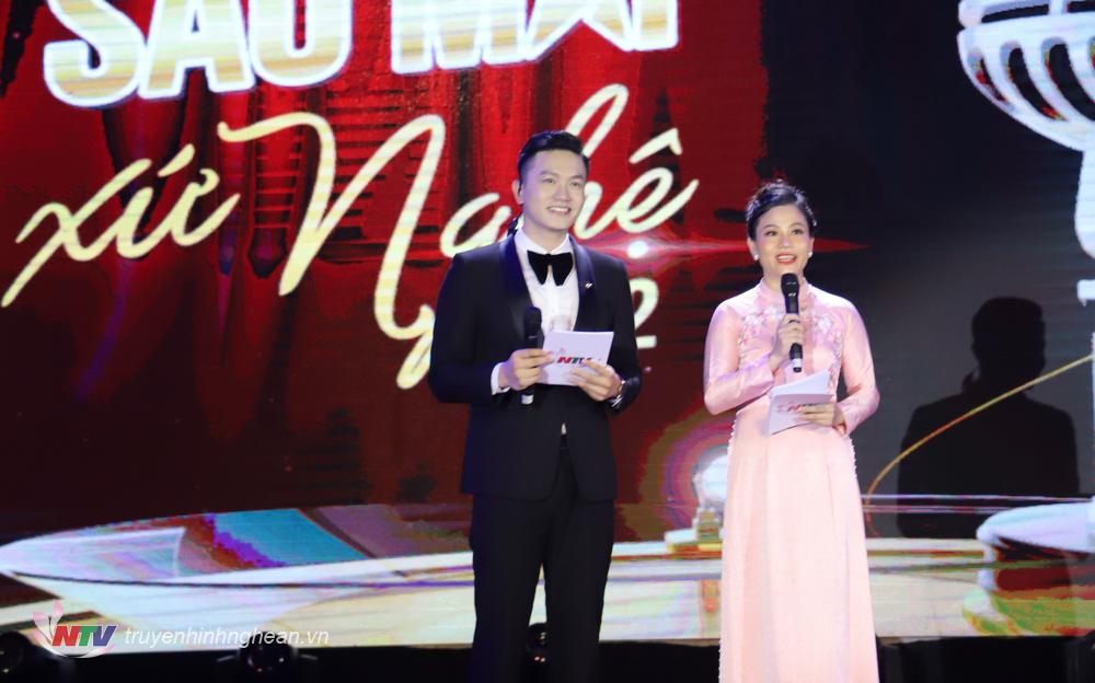 MC Hồng Sơn - MC Thanh Long dẫn dắt, đồng hành cùng chương trình.