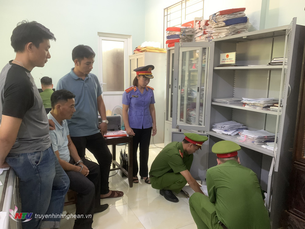 Lực lượng chức năng khám xét phòng làm việc của ông Đặng Văn Cường.