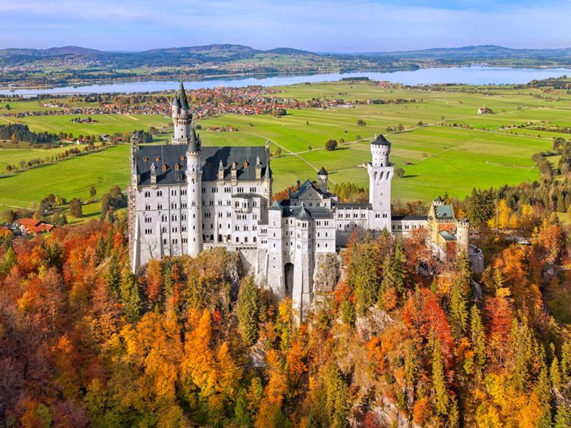 Lâu đài Neuschwanstein, Đức: Vào mùa thu, nơi này trở nên kỳ diệu hơn khi được bao bọc bởi những sắc màu của xứ sở thần tiên.