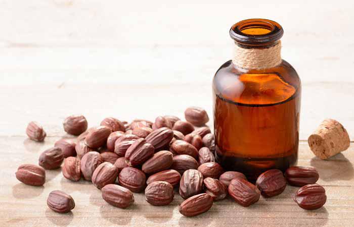 Cho một ít dầu jojoba ra lòng bàn tay rồi xoa lên tóc và da đầu. Để 30-60 phút rồi gội đầu như bình thường. Bạn có thể thưc hiện 1 lần/tuần.