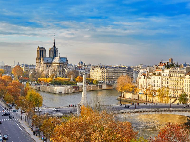 Paris, Pháp: Mùa thu là thời điểm tuyệt vời nhất trong năm để tới thăm Paris vì giá cả rẻ hơn và cảnh sắc đẹp hơn.