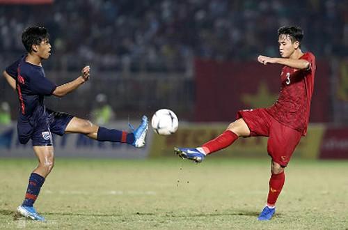 Hai đội trình diễn trận cầu tẻ nhạt, thiếu chuyên môn trên sân Thành Long (TP HCM). 