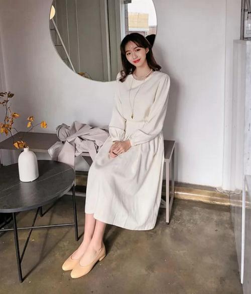 Lấy cảm hứng từ vẻ đẹp của những chiếc váy vintage, nhiều nhà mốt đã mang tới các trang phục giúp phái đẹp thêm phần thanh nhã khi đi làm.