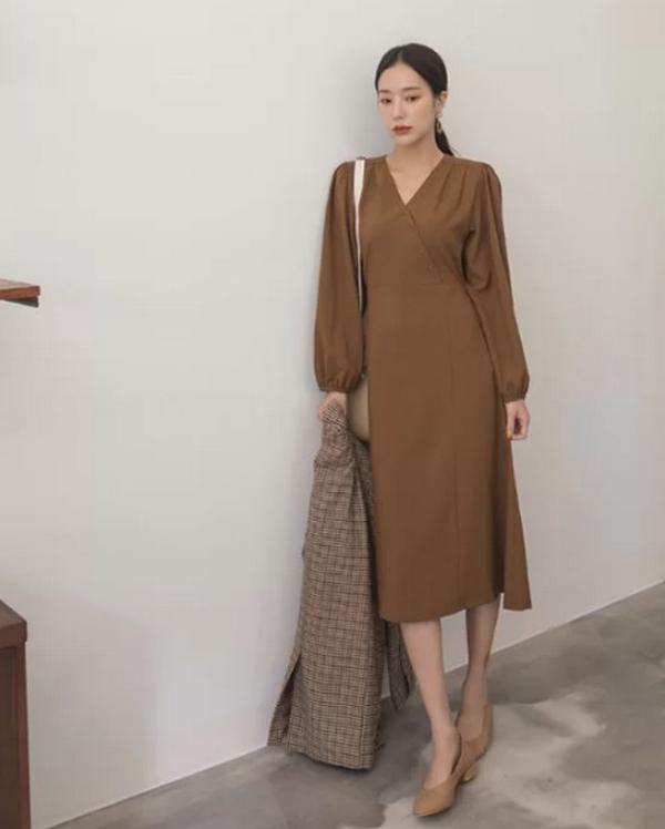 Váy liền thân dáng dài được thể hiện một cách đa dạng với nhiều phom. Đây là trang phục mang tính ứng dụng cao và phù hơp với không khí chuyển mùa từ hè sang thu.