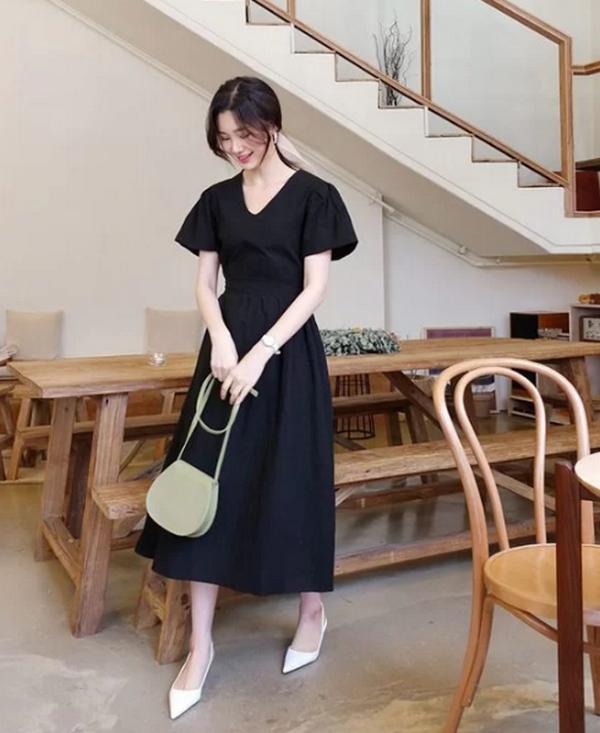 Váy nhún eo nhẹ nhàng vừa dễ mặc vừa giúp phái đẹp tôn nét gợi cảm một cách khéo léo. Phối cùng các kiểu váy cổ điển là phụ kiện mang hơi hướng của phong cách vintage và retro.