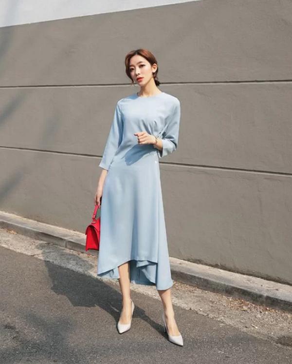 Trên các dáng váy suông, nhiều thương hiệu áp dụng kỹ thuật xếp nếp, nhún eo để tăng sức hút cho từng bộ trang phục.