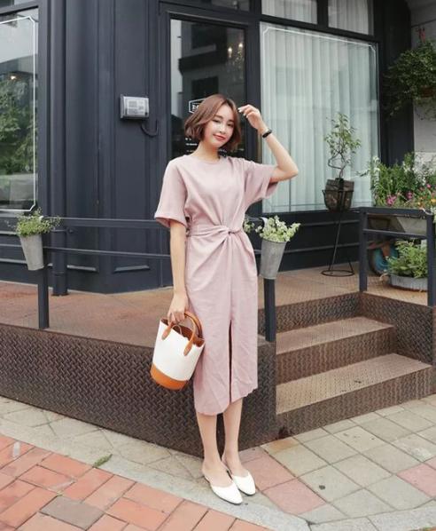 Váy xoắn eo đánh dấu sự trở lại ở xu hướng hè thu 2019. Vì thế, chọn trang phục theo phong cách này sẽ khiến người mặc trở thành quý cô văn phòng sành điệu đúng mực.