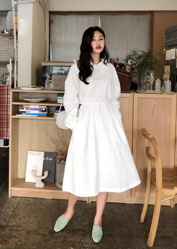 Đầm trắng đi kèm các chi tiết rút dây cho vòng eo, tay bồng điệu đà vẫn được ưa chuộng. Khi diện trang phục này, các nàng có thể phối đồ theo phong cách white on white hoặc chọn phụ kiện tông pastel, tông màu tương phản.