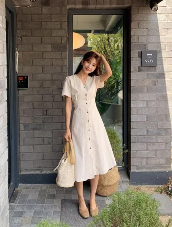 Nếu như vẫn còn lưu luyến những xu hướng hot nhất hè 2019 thì các nàng có thể diện đầm đính nút. Phụ kiện đi kèm là giày ballet đi kèm túi cói.