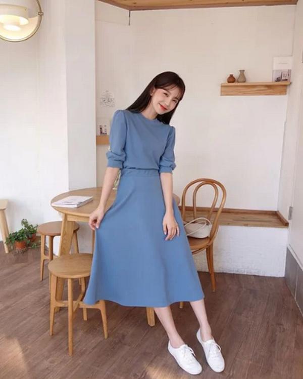 Bên cạnh các kiểu váy liền thân không kén dáng, cách phối hợp chân váy và áo blouse tiệp màu cũng mang lại trang phục tôn nét thanh lịch.