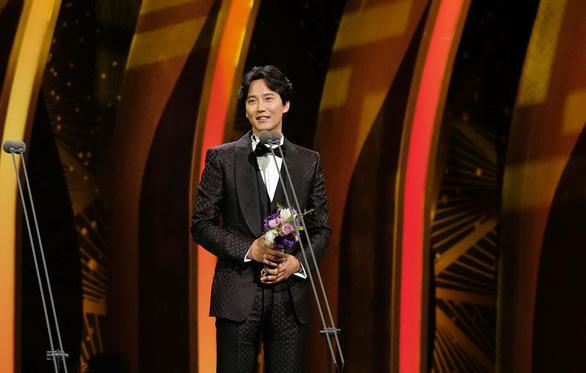 Kim Nam Gil nhận giải Nam diễn viên chính xuất sắc nhất cho vai diễn trong bộ phim Mục sư nhiệt huyết.