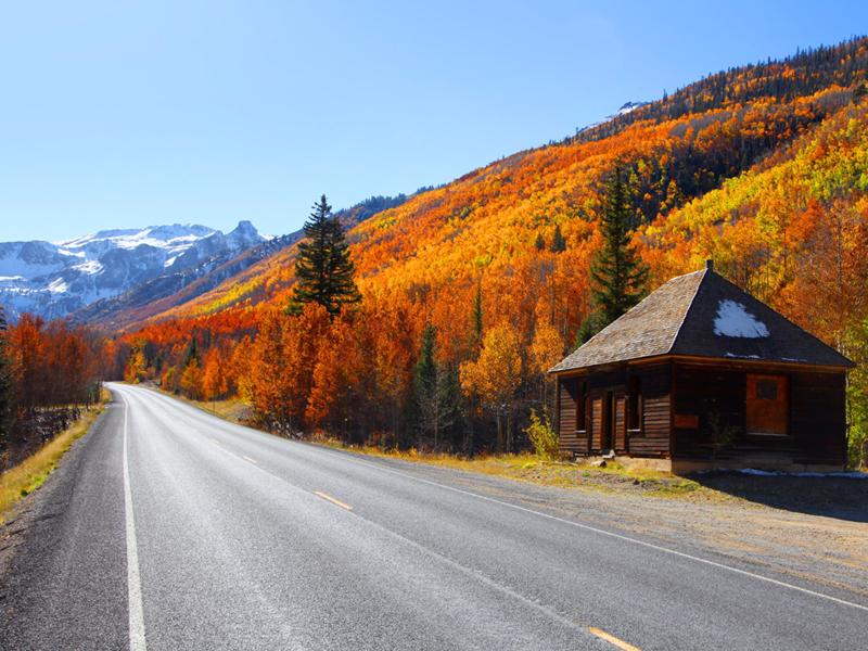 Đường cao tốc Million Dollar, Colorado (Mỹ): Vào mùa thu, tuyến đường như được bao bọc bởi rất nhiều cây dương đỏ, cam, vàng tuyệt đẹp.