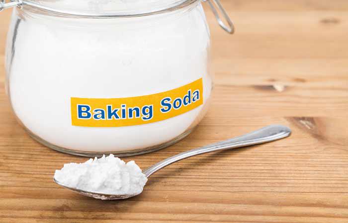 Xoa bột baking soda lên tóc và da đầu, sau đó dùng lược để tán đều baking soda. Bạn cũng có thể trộn 1 thìa baking soda với 3-4 thìa nước và xoa lên tóc ướt, để vài phút rồi xả sạch. Áp dụng công thức này 2 lần/tuần.