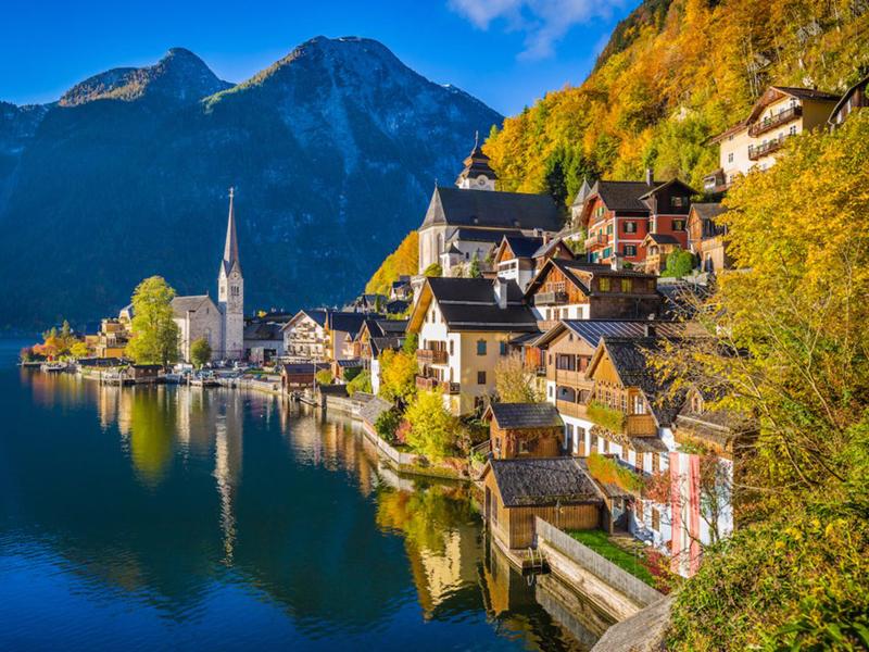 Hallstatter See, Áo: Quang cảnh của dãy núi Alps (Áo) với những hồ nước trong suốt và cảnh sắc tuyệt đẹp của mùa thu thật không có gì sánh bằng.