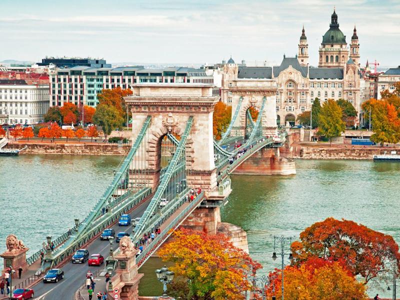 Budapest, Hungary: PG 88 Bóng Đá mùa thu đến thành phố Budapest thật sự là một thời điểm hoàn hảo. Không chỉ có cảnh quan tuyệt đẹp, nhiệt độ thành phố còn luôn mát mẻ chỉ với 21 độ C.