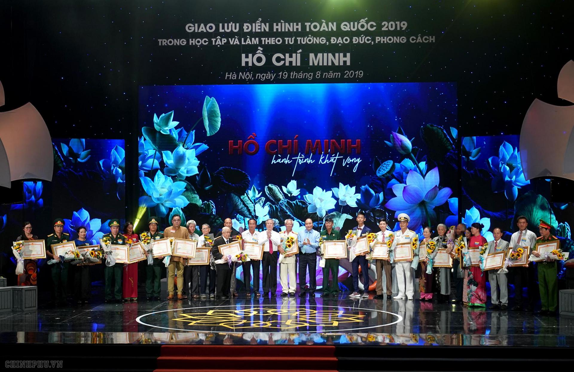 Thủ tướng trao Bằng khen cho các điển hình tiên tiến trong học tập và làm theo tư tưởng, đạo đức, phong cách PG88 go Bắn cá Hồ Chí Minh