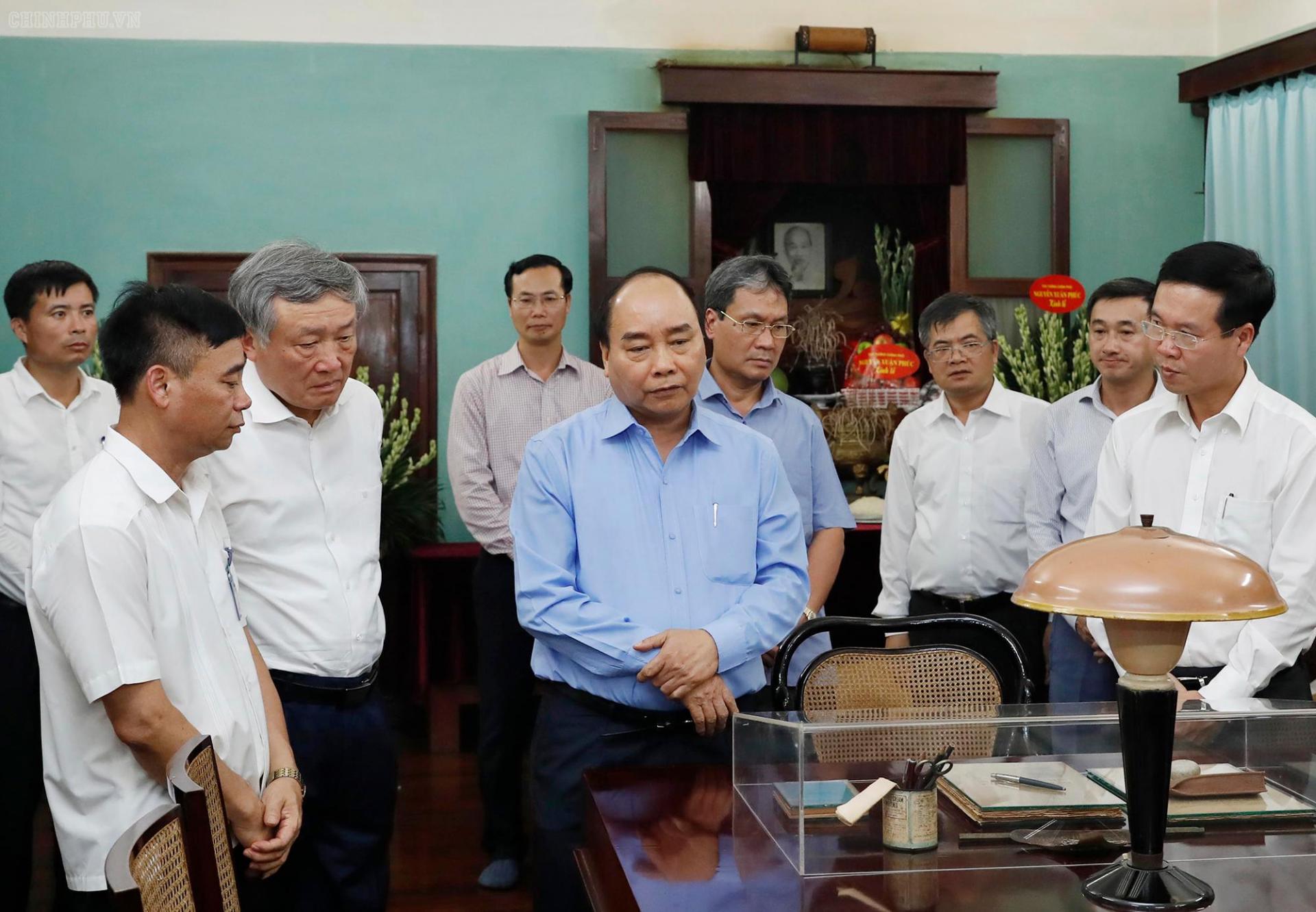 Thủ tướng Nguyễn Xuân Phúc, Trưởng Ban Tuyên giáo Trung ương Võ Văn Thưởng và Chánh án Tòa án nhân dân tối cao Nguyễn Hòa Bình thăm không gian làm việc của PG88 go Bắn cá Hồ Chí Minh trong Nhà 67. 