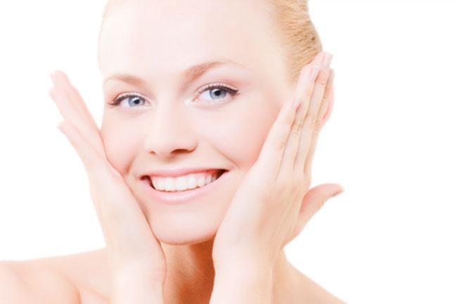 Da mềm mịn: Loại trái cây này giúp tăng cường sản sinh collagen và elastin giúp da mềm và mịn màng hơn. Nước ép lựu hỗ trợ phát triển nguyên bào sợi - các tế bào sản sinh collagen và elastin. Hơn thế nữa, axit pucinic có trong quả lựu giúp ngăn ngừa vi khuẩn, giữ cho da khỏe mạnh suốt ngày dài.