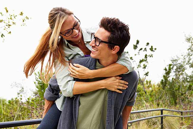 Không dùng chung mắt kính: Đừng bao giờ sử dụng chung kính với người thân hay bạn bè. Dù họ có độ thị lực tương đương với bạn, việc dùng chung kính vẫn là một việc không đảm bảo vệ sinh. Điều này đặc biệt đúng khi người đó bị nhiễm trùng mắt; khi đó, hãy giữ các vật dụng cá nhân của bạn tách biệt, vì khăn mặt, xà bông hay thậm chí cả quần áo cũng có thể lây truyền vi khuẩn.