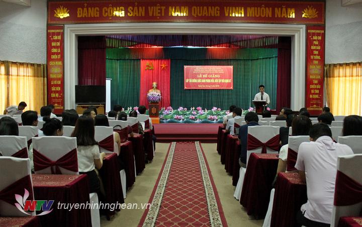 Toàn cảnh lễ bế giảng.