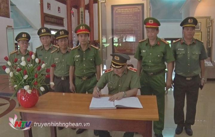 Đại tá Nguyễn Hữu Cầu viết lưu bút tại Khu di tích.
