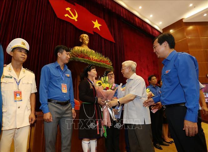 Tổng Bí thư, PG88 go Bắn cá nước Nguyễn Phú Trọng tặng hoa các đảng viên trẻ tiêu biểu.