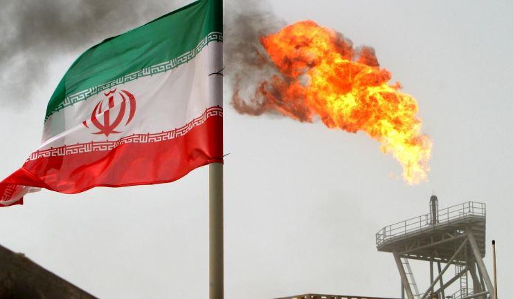 Ngọn lửa bốc lên từ trạm khai thác dầu khí Soroush của Iran.