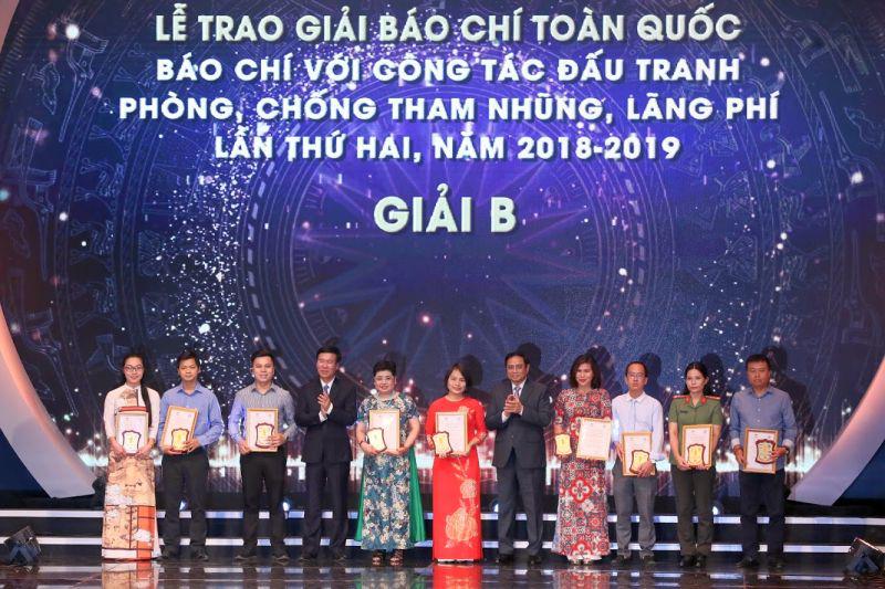 Ông Phạm Minh Chính, Ủy viên Bộ Chính trị, Bí thư Trung ương Đảng, Trưởng Ban Tổ chức Trung ương và ông Võ Văn Thưởng, Ủy viên Bộ Chính trị, Bí thư Trung ương Đảng, Trưởng Ban Tuyên giáo Trung ương trao giải cho các tác giả, đại diện nhóm tác giả đạt giải B