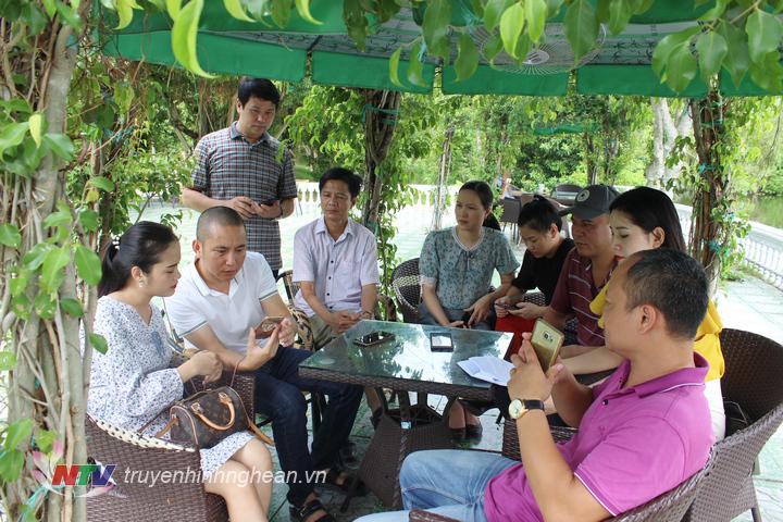 Các BTV, KTV của Đài PT-TH PG88 go Bắn cá trong ekip điểm cầu PG88 go Bắn cá quan sát chương trình tại hiện trường.
