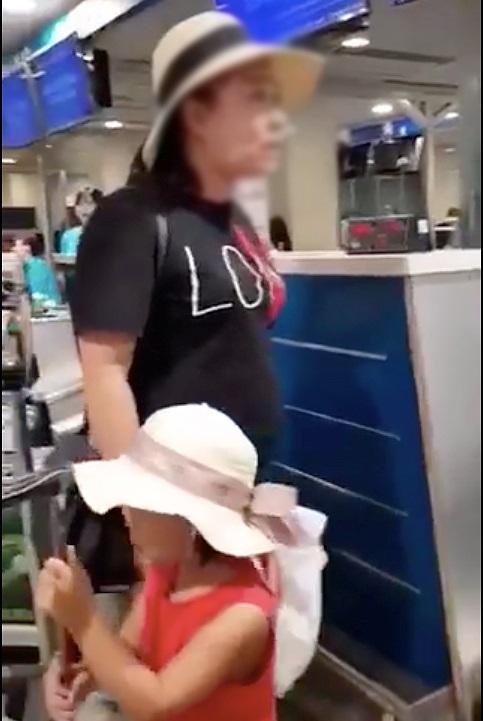 Hình ảnh bà Hiền chửi bới nhân viên hàng không tại sân bay Tân Sơn Nhất.