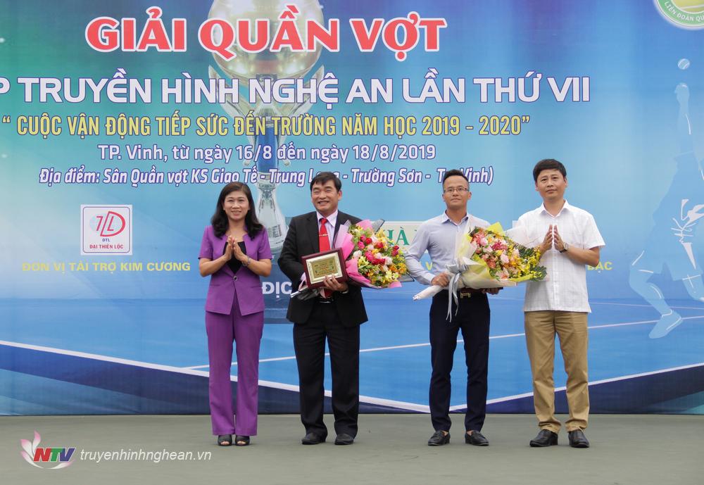 BTC tặng Kỷ niệm chương và hoa cho các nhà tài trợ giải đấu.