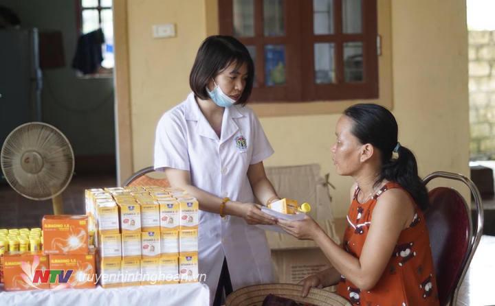 Cấp phát thuốc miễn phí cho người dân sau thăm khám.