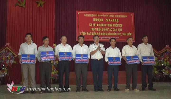 Trao quà cho các gia đình chính sách, học sinh nghèo