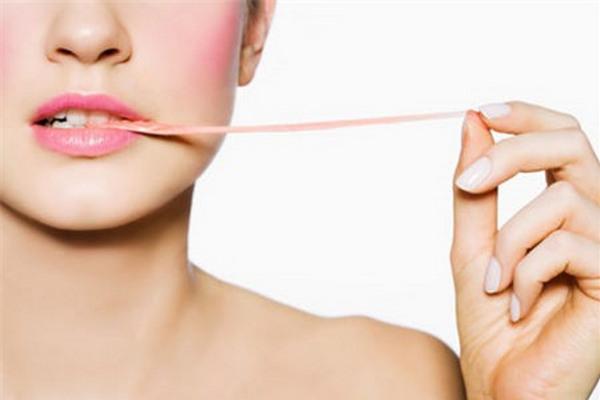 Bỏ nhai kẹo cao su. Khi nhai kẹo cao su, bạn sẽ nuốt khá nhiều không khí, khiến bụng càng chướng thêm.
