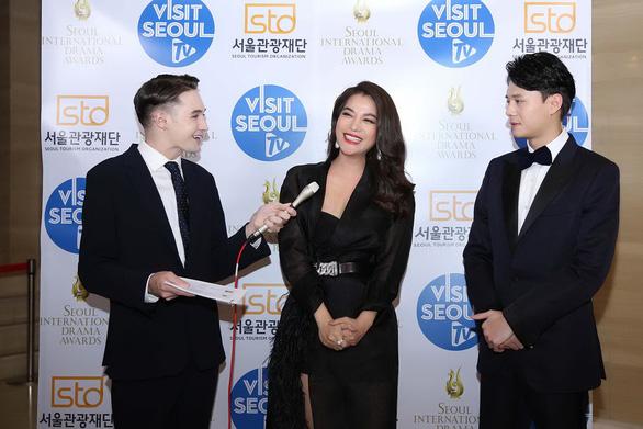 Trương Ngọc Ánh (giữa) cùng diễn viên Anh Dũng (phải) giao lưu trước lễ trao giải chính thức.