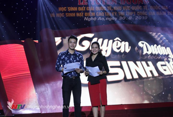 2 MC: Thu Hằng - Hồng Sơn đồng hành cùng buổi lễ.