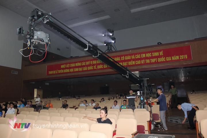 Các bộ phận kỹ thuật và tổ chức sản xuất đã sẵn sàng cho buổi lễ tuyên dương.