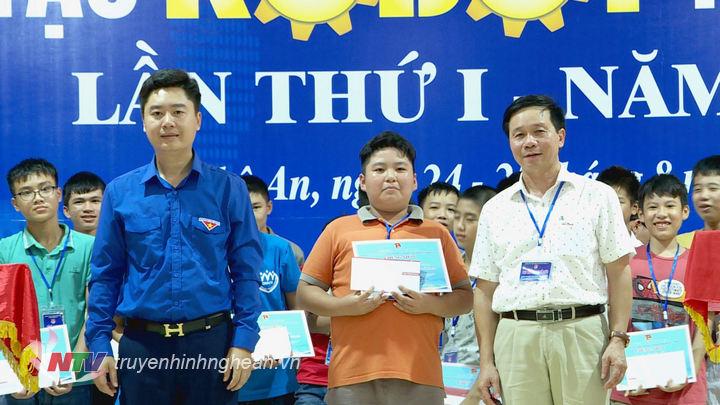 BTC trao giấy chứng nhận cho các thí sinh tham gia cuộc thi.