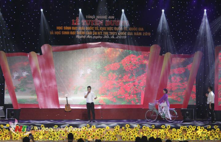Nhiều tiết mục văn nghệ đặc sắc về lứa tuổi học trò mang đến nhiểu cảm xúc trong chương trình.