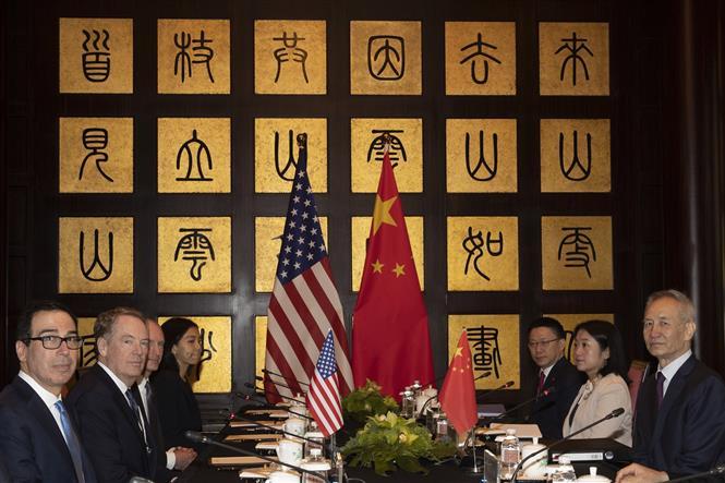 Bộ trưởng Tài chính Mỹ Steve Mnuchin (trái), Đại diện Thương mại Mỹ Robert Lighthizer (thứ 2, trái) và Phó Thủ tướng Trung Quốc Lưu Hạc (phải) tại vòng đàm phán Trang Game PG88 go Mỹ-Trung ở Thượng Hải, Trung Quốc ngày 31/7/2019.