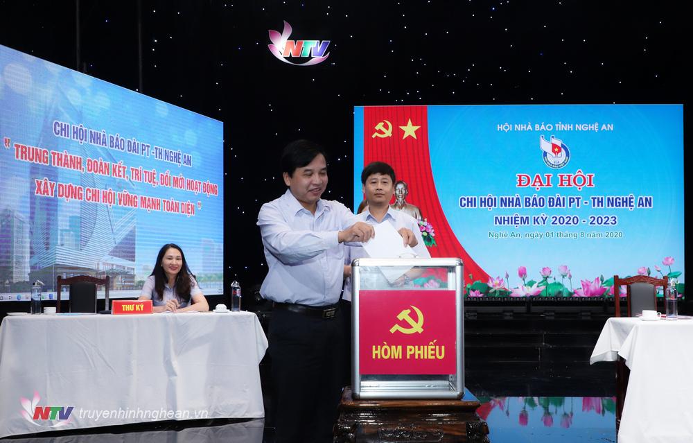 Các đại biểu bỏ phiếu bầu Ban Thư ký