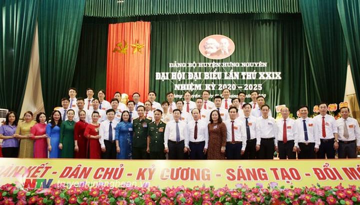 lãnh đạo tỉnh chụp ảnh lưu niệm cùng Ban Chấp hành Đảng bộ huyện Hưng Nguyên khóa XXIX, nhiệm kỳ 2020 - 2025.