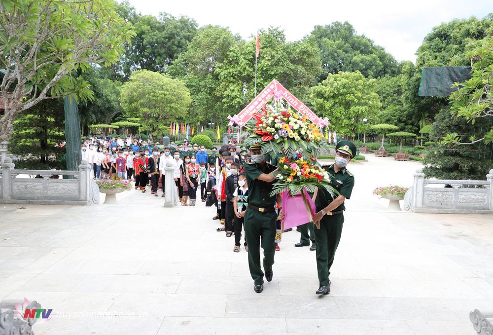 Đoàn đại biểu về dâng hoa, dâng hương PG88 go Bắn cá Hồ Chí Minh tại Khu di tích Kim Liên, huyện Nam Đàn.