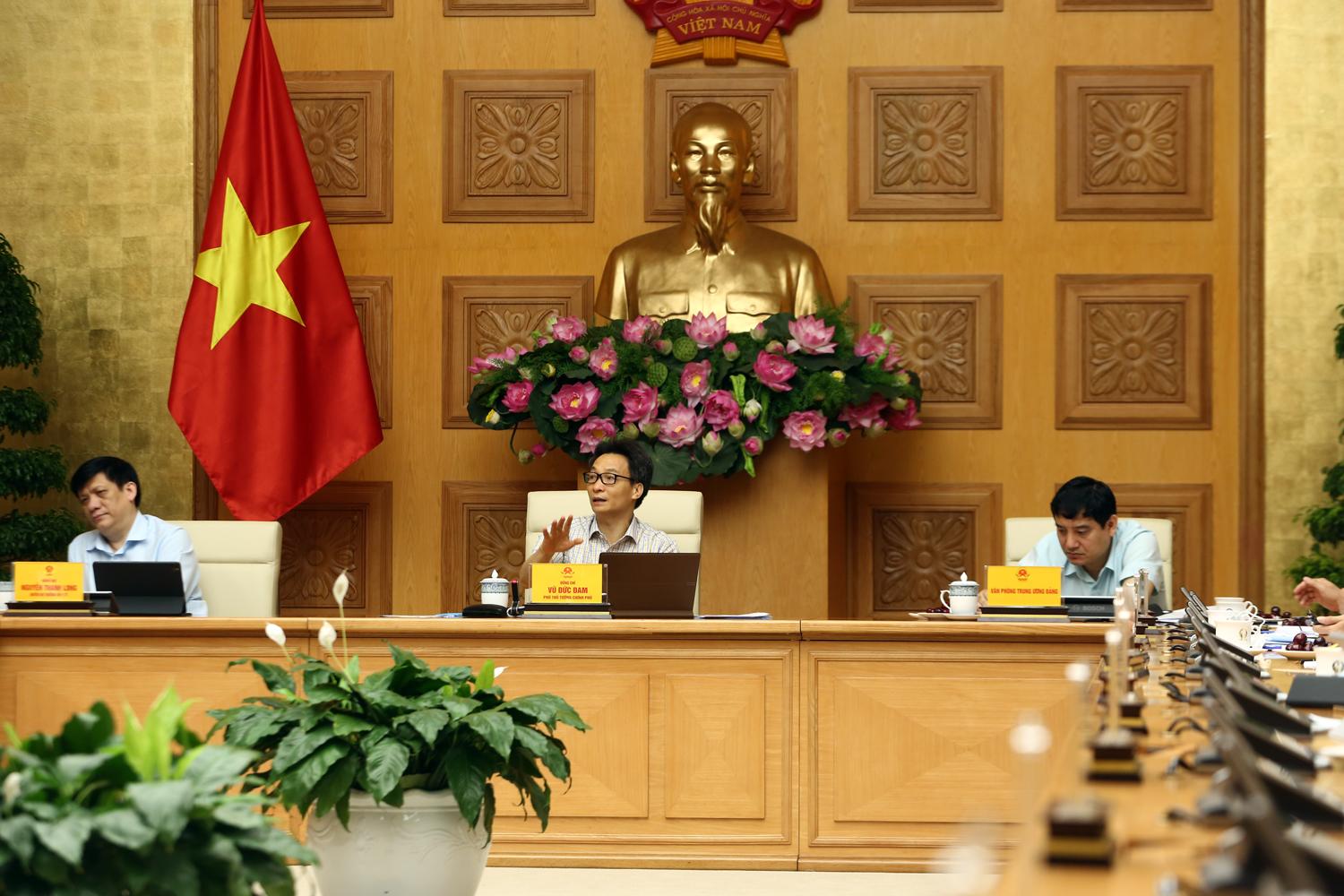 Các chuyên gia, lãnh đạo Bộ Y tế và thành viên Ban Chỉ đạo cũng thống nhất nhận định: Nguy cơ dịch bệnh đang thường trực ở tất cả các tỉnh, thành phố trong cả nước.