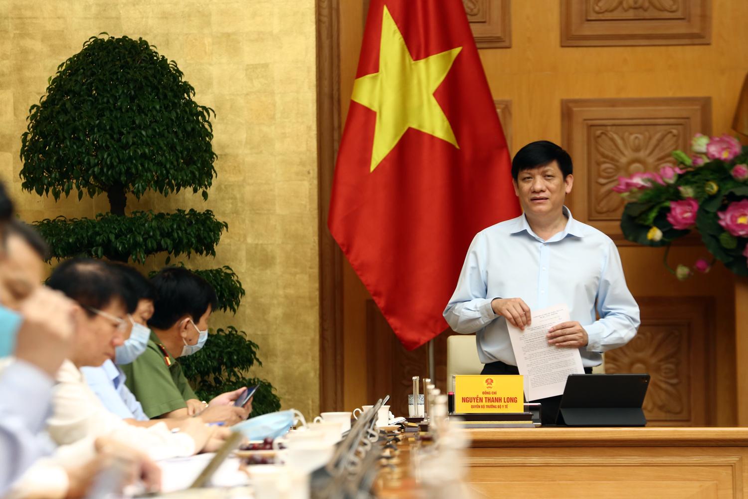 GS.TS Nguyễn Thanh Long, Quyền Bộ trưởng Bộ Y tế trao đổi về tình hình dịch tại TP. Đà Nẵng.