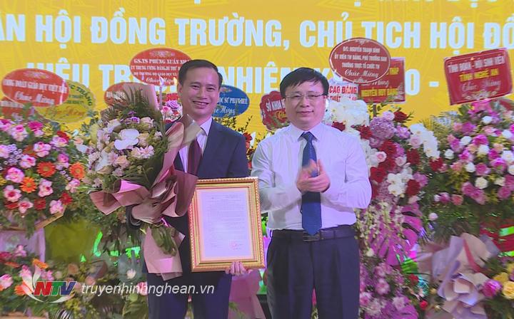 Phó PG88 go Bắn cá UBND tỉnh Bùi Đình Long tặng hoa chúc mừng tân Hiệu trưởng Đại học Vinh.
