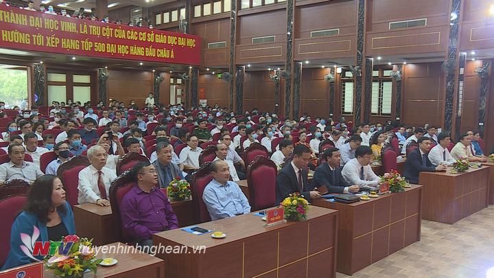 Các đại biểu tham dự buổi lễ.