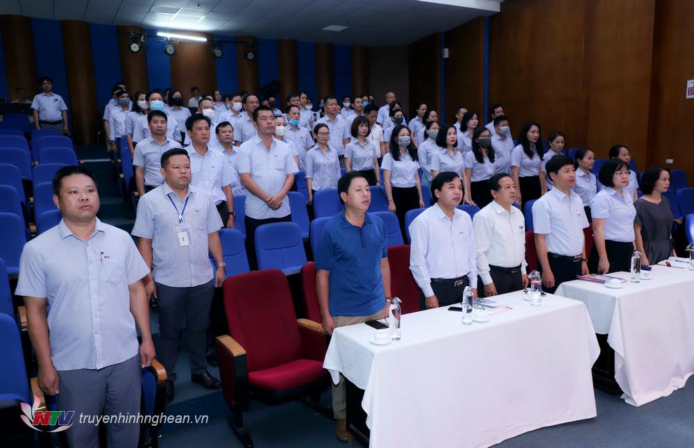 Các đại biểu thực hiện nghi thức chào cờ.