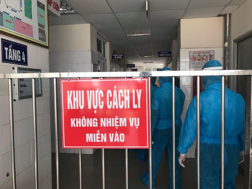 Đoàn công tác của Bộ Y tế vào khu cách ly đặc biệt thăm, động viện bệnh nhân dương tính đang điều trị tại Bệnh viện Bệnh Nhiệt đới Hải Dương.